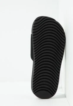 Nike Performance Kawa Slide Unisex - Chanclas De Baño - Black/Metallic Gold 13 Nike Performance Kawa Slide Unisex - Chanclas De Baño - Black/Metallic Gold -Tienda De Moda Juvenil 05c3ef70927c4ed08ea18f5fa426ca7b