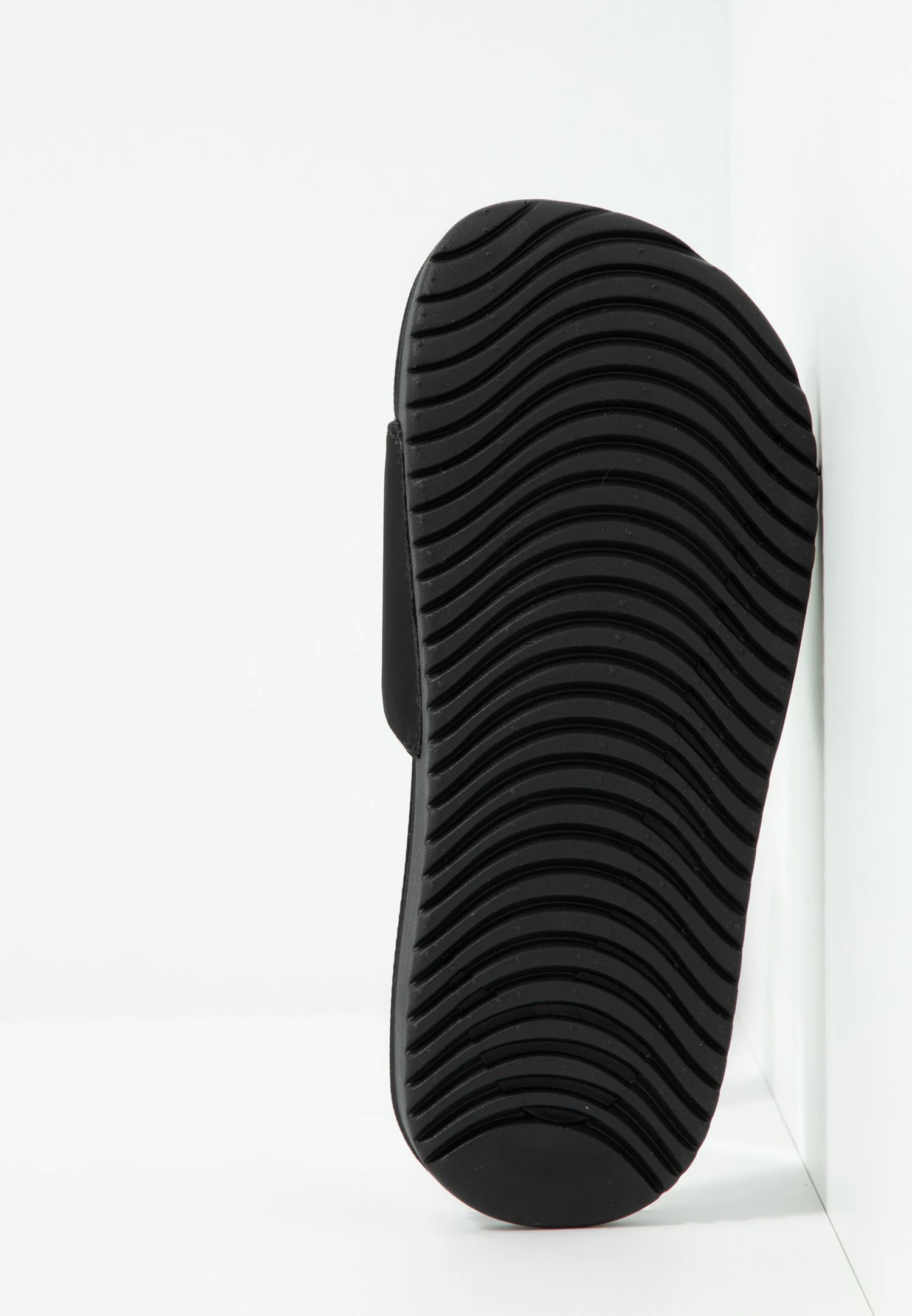 Nike Performance Kawa Slide Unisex - Chanclas De Baño - Black/Metallic Gold 8 Nike Performance Kawa Slide Unisex - Chanclas De Baño - Black/Metallic Gold - Imagen 6