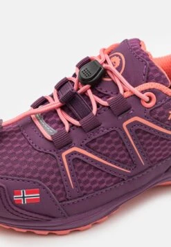 TROLLKIDS Kids Skarvan Hiker Low - Zapatillas De Senderismo - Mulberry/Peach -Tienda De Moda Juvenil 0e34a669e4024f508ad25c89fd934b2b