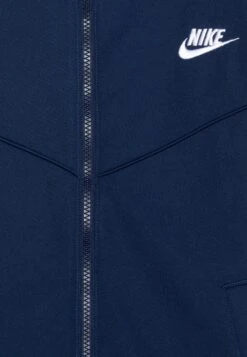 Nike Sportswear Tracksuit Taped Unisex - Chaqueta De Entrenamiento - Midnight Navy/White 8 Nike Sportswear Tracksuit Taped Unisex - Chaqueta De Entrenamiento - Midnight Navy/White -Tienda De Moda Juvenil 22504d0943834dfd9c02d979e2b7c528