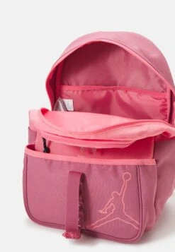 Air Jordan Lunch Backpack Unisex - Mochila - Coral Chalk 9 Air Jordan Lunch Backpack Unisex - Mochila - Coral Chalk -Tienda De Moda Juvenil 3a80d27974cf4b4d8604309bae4b74b5