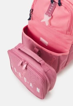 Air Jordan Lunch Backpack Unisex - Mochila - Coral Chalk 10 Air Jordan Lunch Backpack Unisex - Mochila - Coral Chalk -Tienda De Moda Juvenil 3f2acd9a2ea14ecab37efb6812781f5e