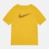 Nike Performance Df Multi Unisex - Camiseta Deportiva - Vivid Sulfur/Bronzine 1 Nike Performance Df Multi Unisex - Camiseta Deportiva - Vivid Sulfur/Bronzine -Tienda De Moda Juvenil 47b788bf3b0a4320ac939a7ef531e4b2