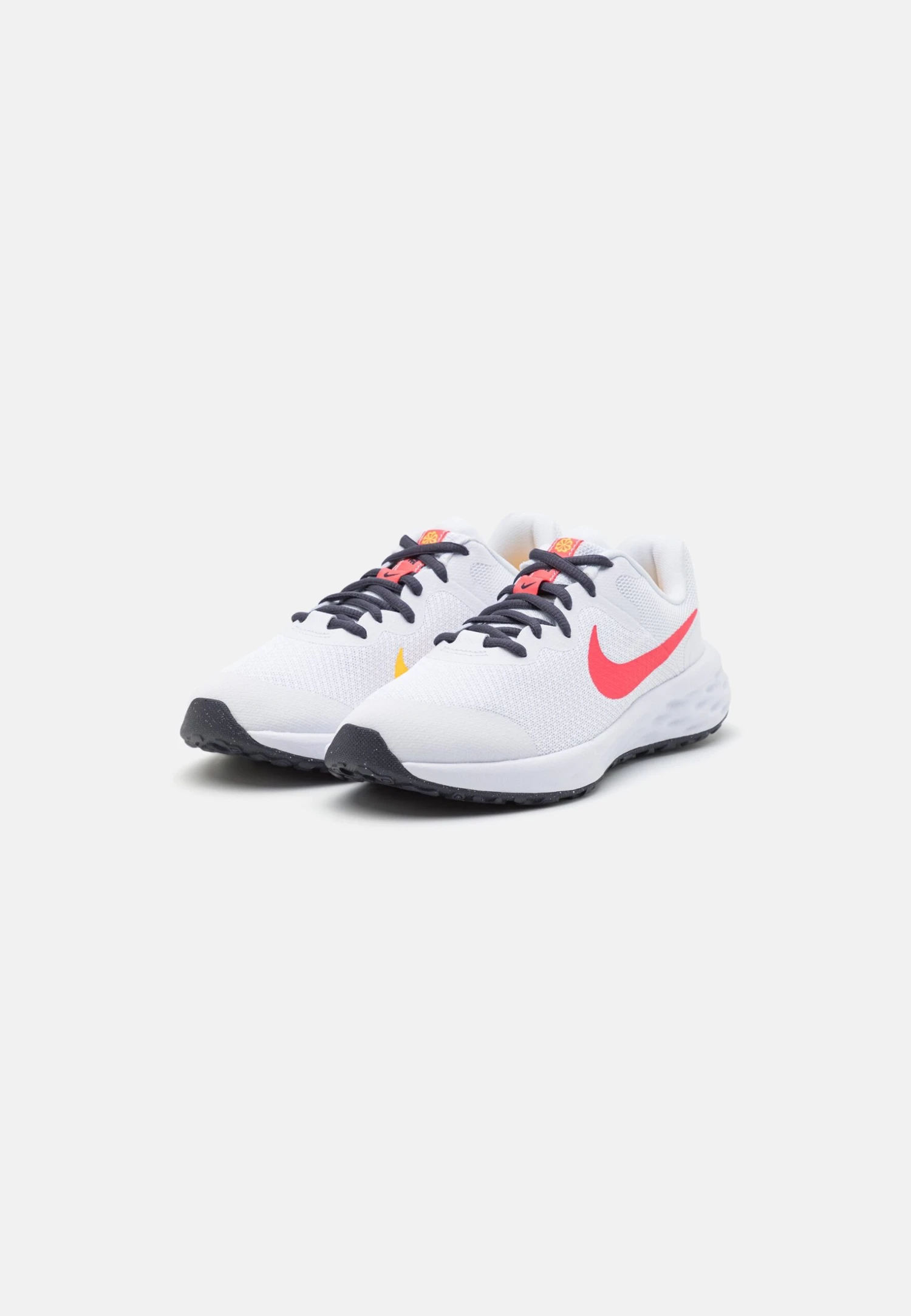 Nike Performance Revolution 6 Gs Unisex - Zapatillas De Running Neutras - White/Sea Coral/Gridiron/Laser Orange 4 Nike Performance Revolution 6 Gs Unisex - Zapatillas De Running Neutras - White/Sea Coral/Gridiron/Laser Orange - Imagen 2