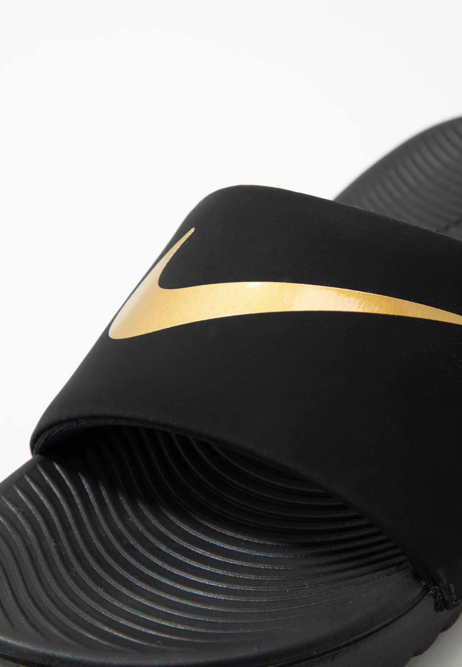Nike Performance Kawa Slide Unisex - Chanclas De Baño - Black/Metallic Gold 5 Nike Performance Kawa Slide Unisex - Chanclas De Baño - Black/Metallic Gold - Imagen 3