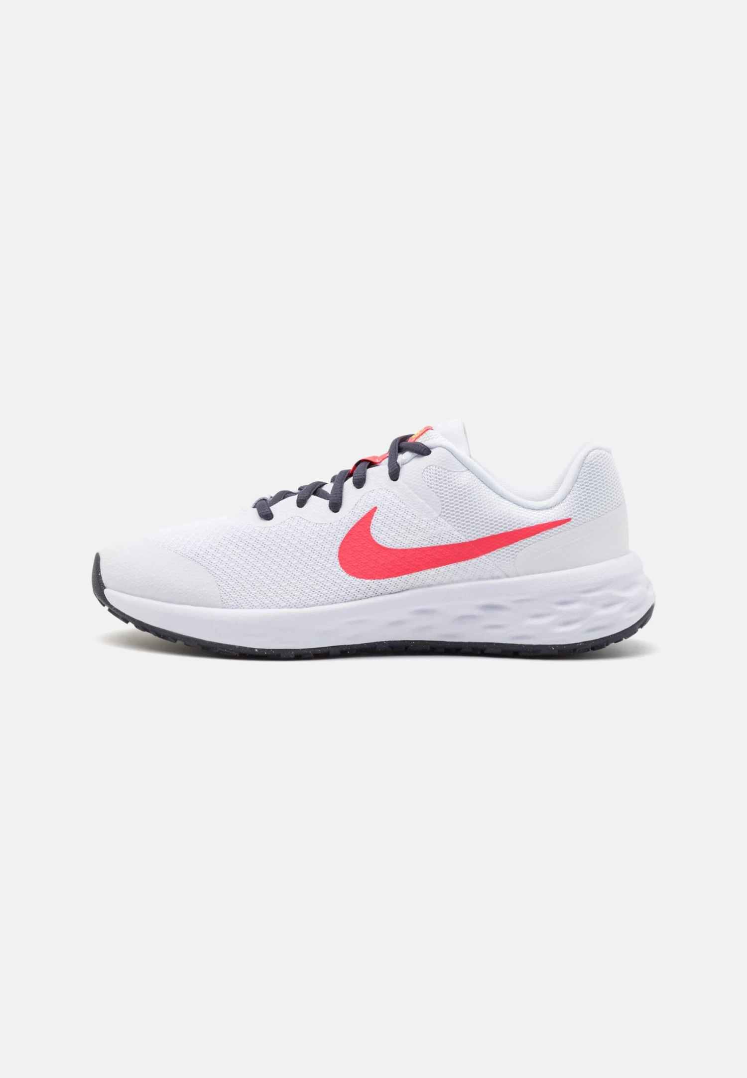 Nike Performance Revolution 6 Gs Unisex - Zapatillas De Running Neutras - White/Sea Coral/Gridiron/Laser Orange 3 Nike Performance Revolution 6 Gs Unisex - Zapatillas De Running Neutras - White/Sea Coral/Gridiron/Laser Orange