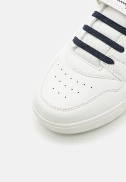 Champion Low Cut Shoe Deuce Unisex - Zapatillas De Entrenamiento - White -Tienda De Moda Juvenil 9d372caf455943e2a8a61a583bbc3ce5