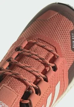 ADIDAS PERFORMANCE Terrex Trailmaker R.Rdy Unisex - Zapatillas De Senderismo - White Coral Gold Coloured -Tienda De Moda Juvenil af28eb84b2404e8383a6d13d4704deed