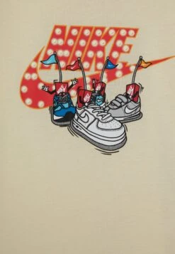 Nike Sportswear Boxy Bumper Cars Tee - Camiseta Estampada - Coconut Milk -Tienda De Moda Juvenil b8bdac42c354488794518a2cb93befeb