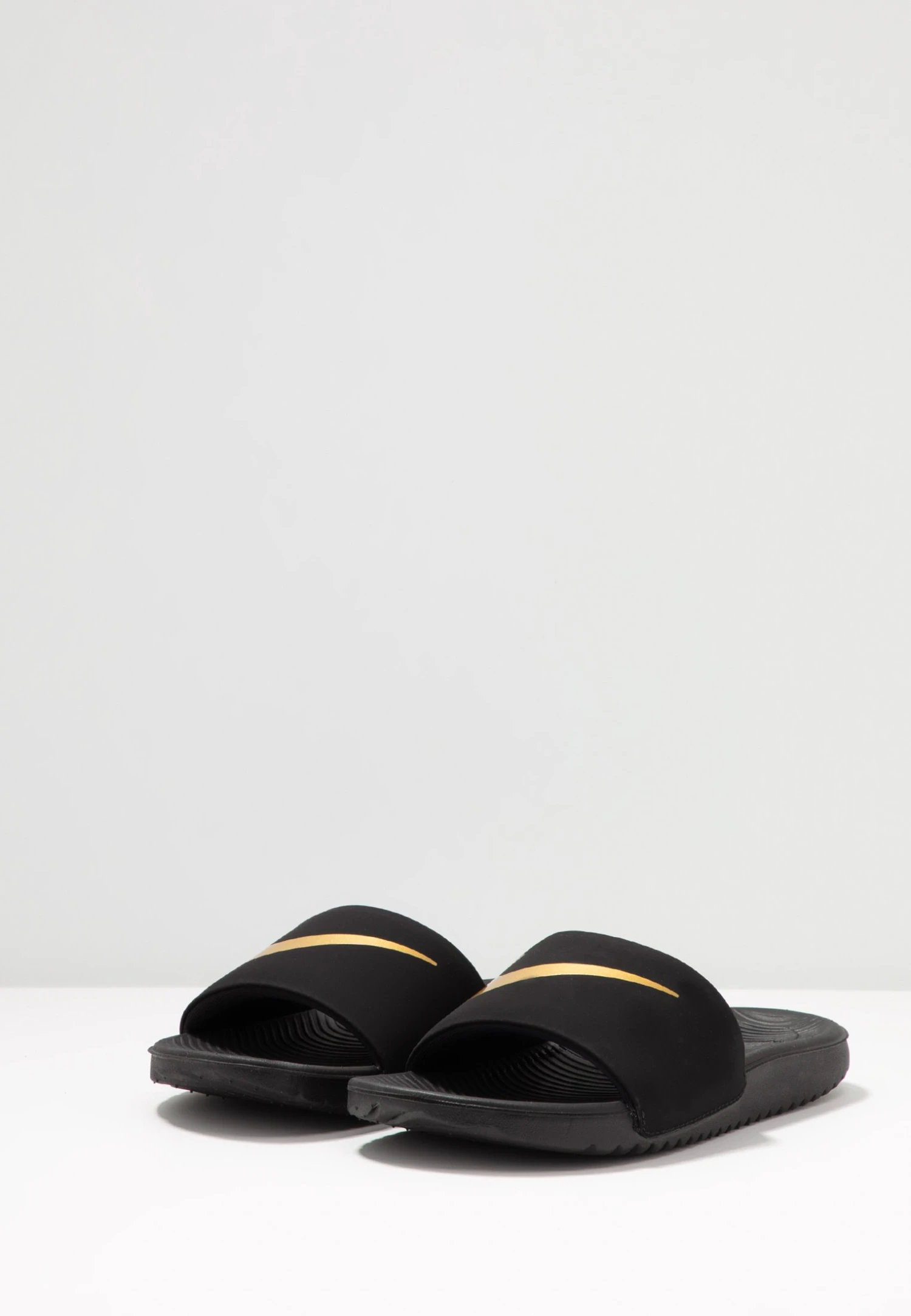 Nike Performance Kawa Slide Unisex - Chanclas De Baño - Black/Metallic Gold 6 Nike Performance Kawa Slide Unisex - Chanclas De Baño - Black/Metallic Gold - Imagen 4