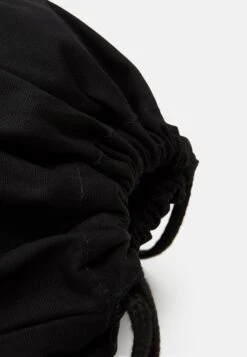 Ellesse Polli Unisex - Bolsa De Deporte - Black -Tienda De Moda Juvenil ca7b12368c9348e78c9653b8c6b048c2