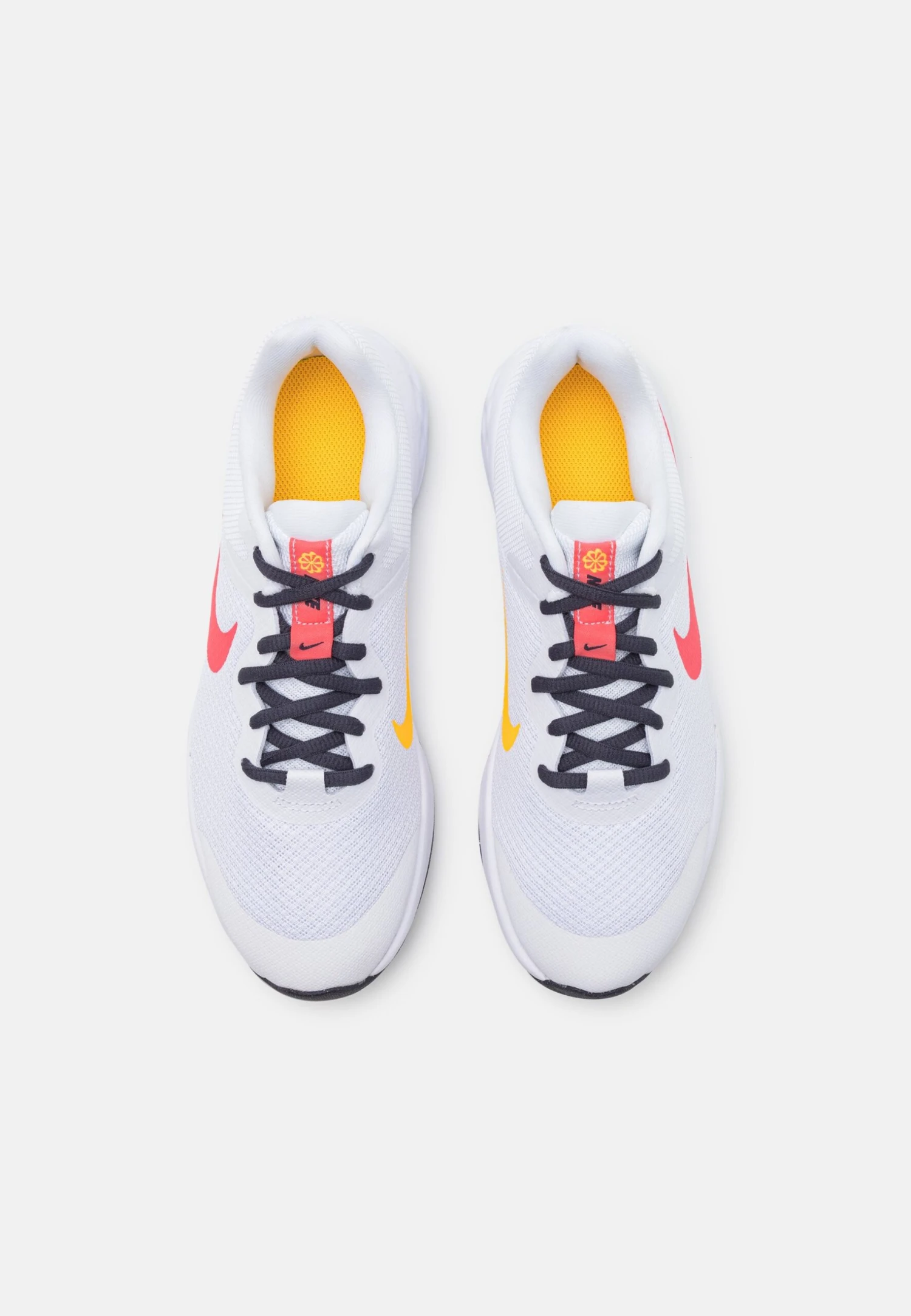 Nike Performance Revolution 6 Gs Unisex - Zapatillas De Running Neutras - White/Sea Coral/Gridiron/Laser Orange 6 Nike Performance Revolution 6 Gs Unisex - Zapatillas De Running Neutras - White/Sea Coral/Gridiron/Laser Orange - Imagen 4