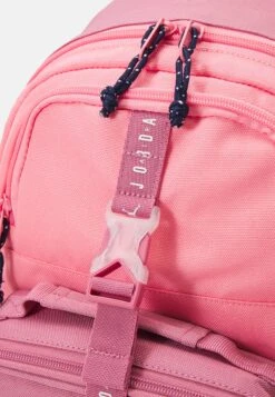 Air Jordan Lunch Backpack Unisex - Mochila - Coral Chalk 11 Air Jordan Lunch Backpack Unisex - Mochila - Coral Chalk -Tienda De Moda Juvenil eb822ec49542483ea07ffa767351c977